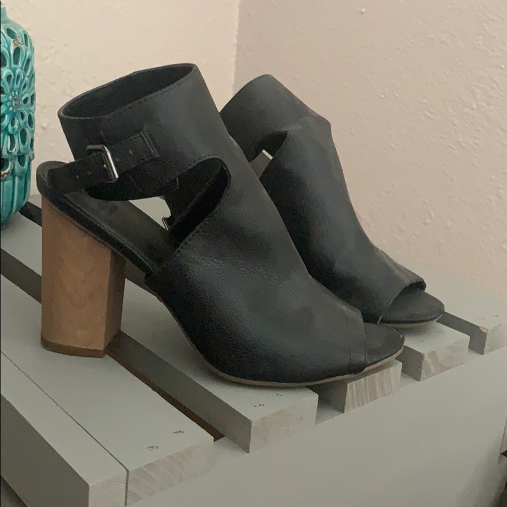 Simply Vera Wang.  Heels.  Size 8